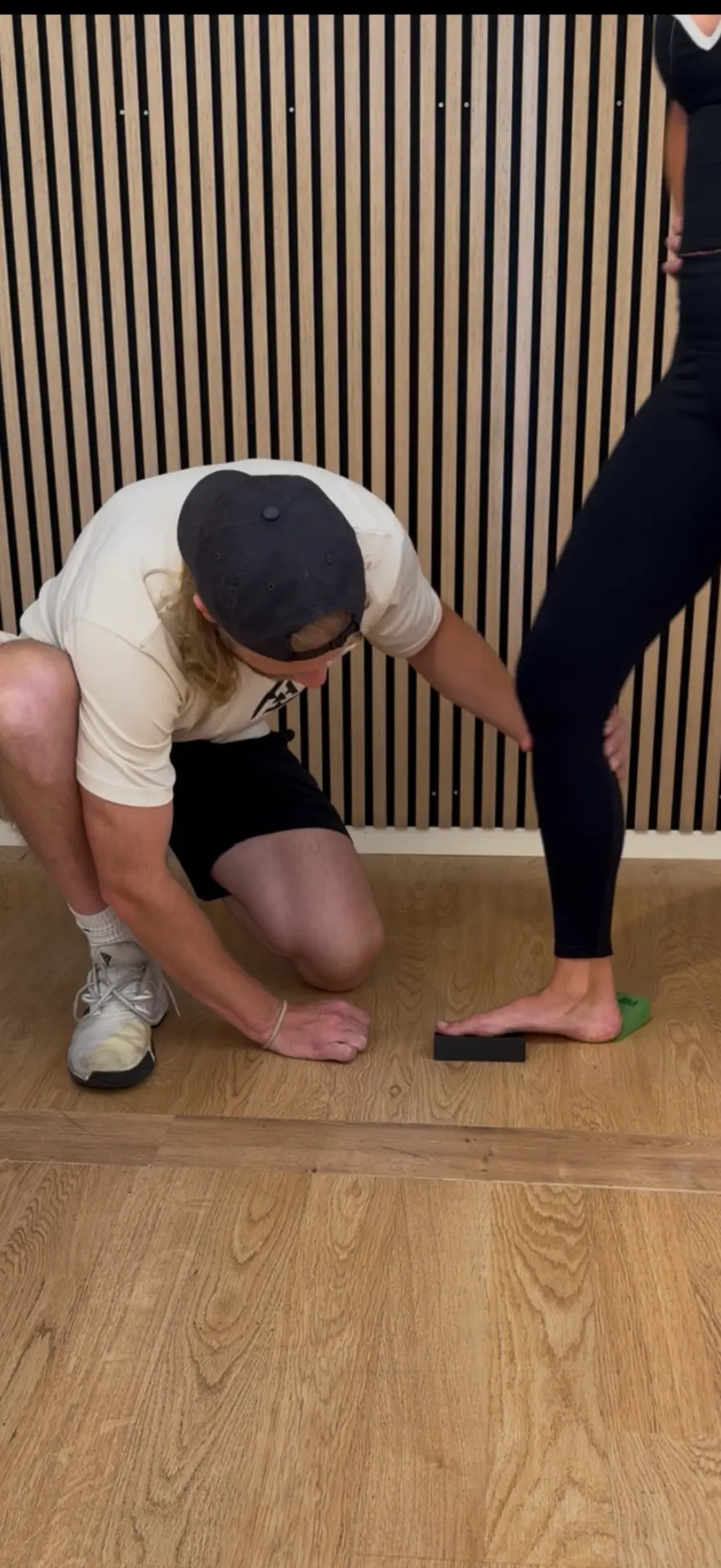 Kiropraktor Christopher Aspeqvist analyserar fotens pronation och supination hos en patient i Huddinge